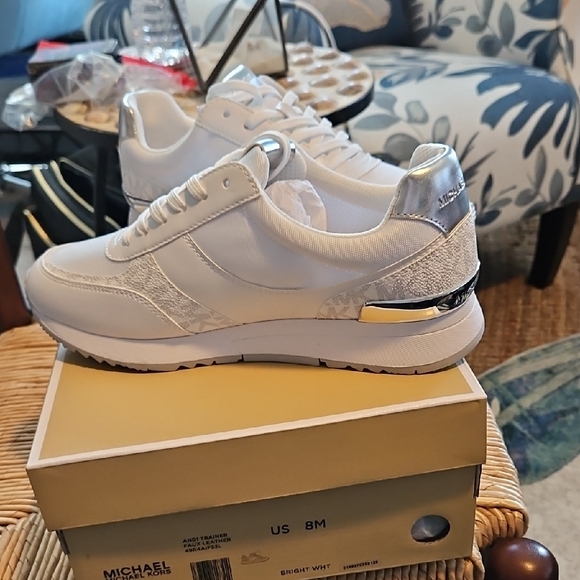 Michael Kors White Sneakers with Minimalist Design and Thick Sole - Picture 3 of 9